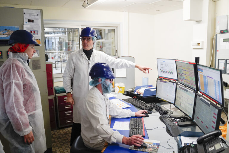 Advanced Food Manufacturing Cleanroom Facility with Automated Quality Checking