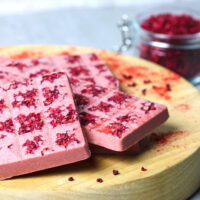 Freeze-dried confectionery fruit inclusions